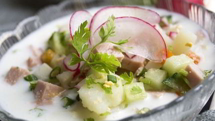 Окрошка с водой, сметаной и редисом