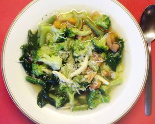 Минестроне с брокколи и шпинатом