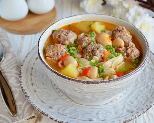 Наваристый суп с фрикадельками и овощами