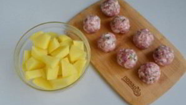 наваристый суп с фрикадельками и овощами