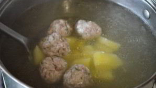 наваристый суп с фрикадельками и овощами