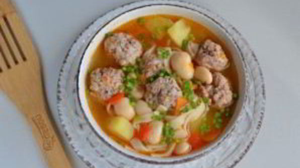 наваристый суп с фрикадельками и овощами