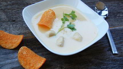 Овощной крем-суп с курицей и чипсами