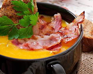 Овощной крем-суп жареным беконом