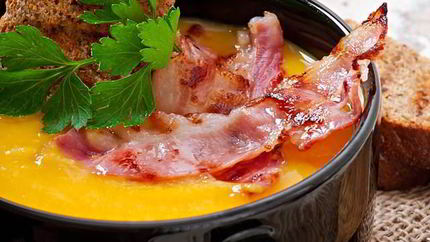 Овощной крем-суп жареным беконом