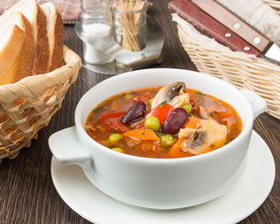 Овощной суп с беконом и фасолью