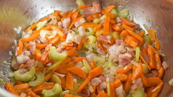 овощной суп с беконом и фасолью