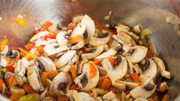 овощной суп с беконом и фасолью