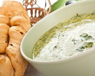 Овощной зеленый суп с сыром и черным перцем