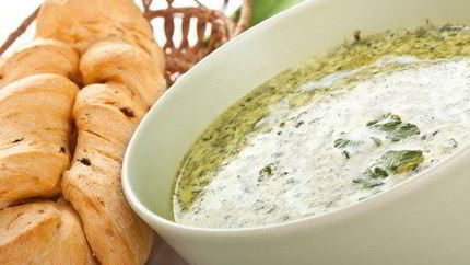 Овощной зеленый суп с сыром и черным перцем