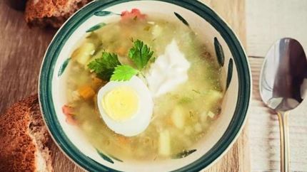 Рассольник с солеными огурцами и перловкой