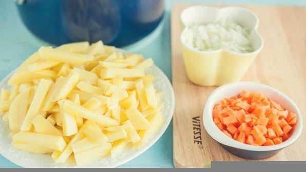 рассольник с солеными огурцами и перловкой