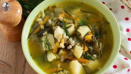 Вегетарианский рассольник с перловкой и грибами