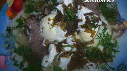 Диетические щавелевые щи с яйцами пашот