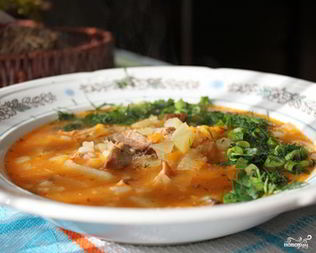 Щи из квашеной капусты с тушенкой