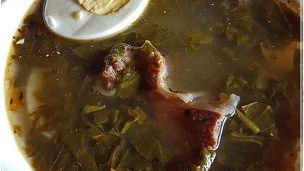 Щи с крапивой, щавелем и говяжьими ребрышками