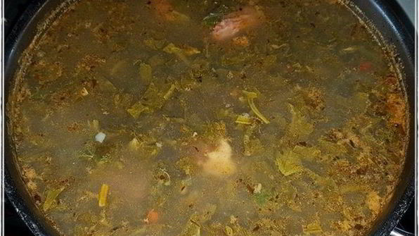 щи с крапивой, щавелем и говяжьими ребрышками