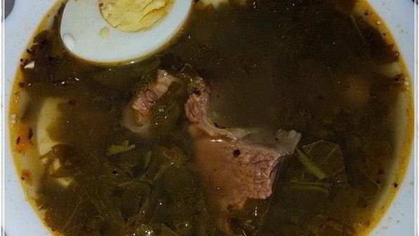 щи с крапивой, щавелем и говяжьими ребрышками