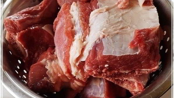 щи с крапивой, щавелем и говяжьими ребрышками