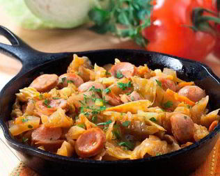 Ароматная солянка с сосисками