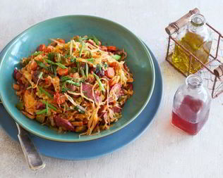 Простая солянка из молодой капусты с копченостями