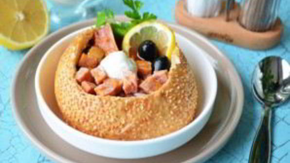 солянка с копченостями в хлебе