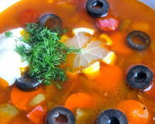 Солянка с лимоном и оливками