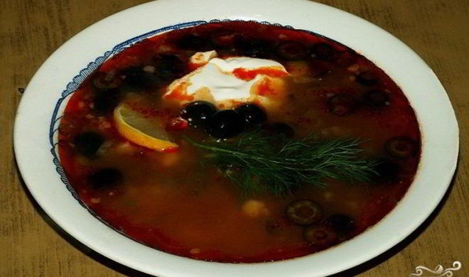 Солянка со свиными ребрышками