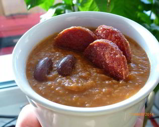 Суп из фасоли и чоризо в деревенском стиле