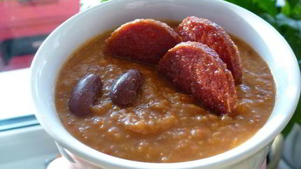 Суп из фасоли и чоризо в деревенском стиле