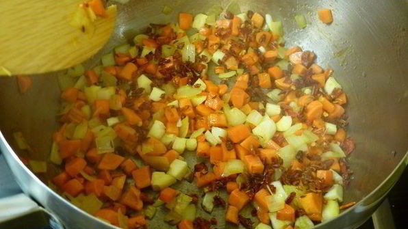 суп из фасоли и чоризо в деревенском стиле