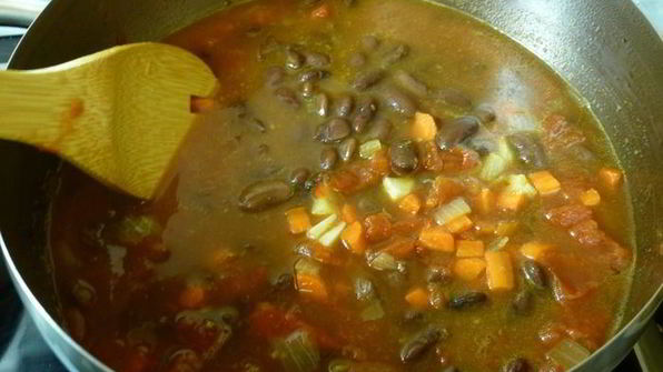 суп из фасоли и чоризо в деревенском стиле