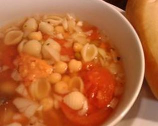 Суп из гарбанзо, помидоров и макарон
