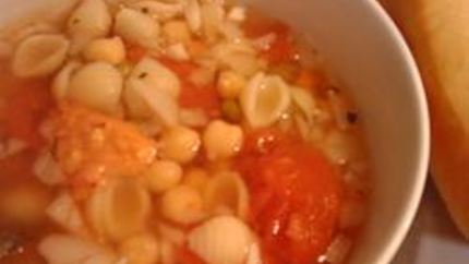 Суп из гарбанзо, помидоров и макарон