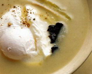 Суп-пюре из артишоков с яйцом и грибами