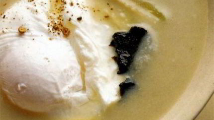 Суп-пюре из артишоков с яйцом и грибами