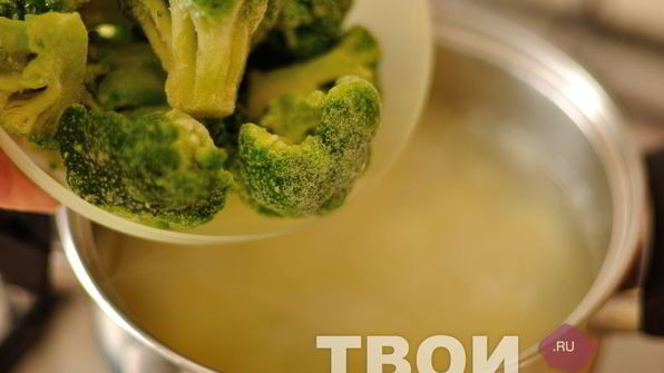 суп-пюре из брокколи с картофелем и сыром