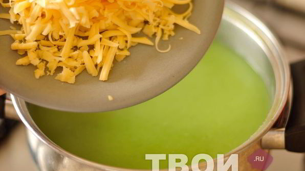 суп-пюре из брокколи с картофелем и сыром