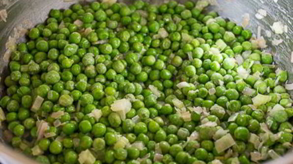 суп-пюре из горошка с запеченной курицей