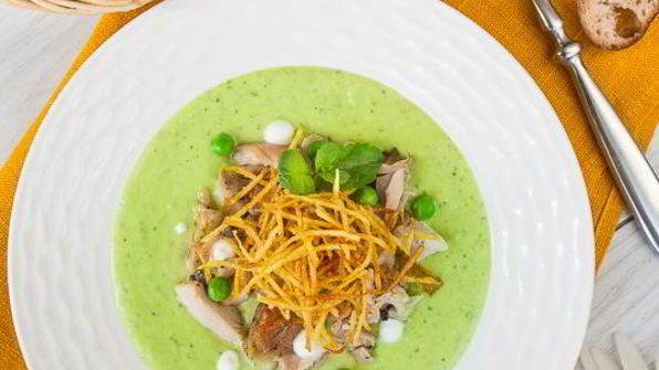 суп-пюре из горошка с запеченной курицей