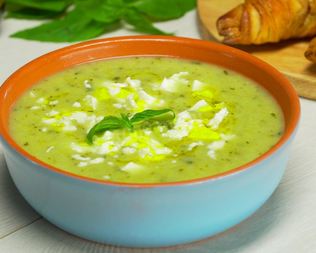 Суп-пюре из кабачков с базиликом