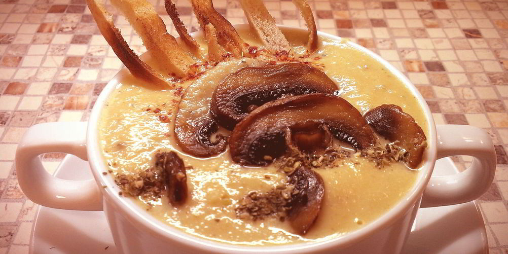 Рецепт супа-пюре из кольраби с гренками и гарниром из жареных грибов