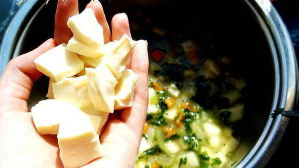 суп-пюре из петрушки с сыром бри