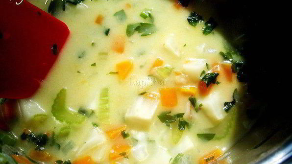 суп-пюре из петрушки с сыром бри