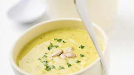 Суп-пюре из тыквы и яблок с песто из кинзы