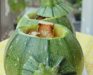 Суп-пюре с курицей, овощами и пармезановыми гренками