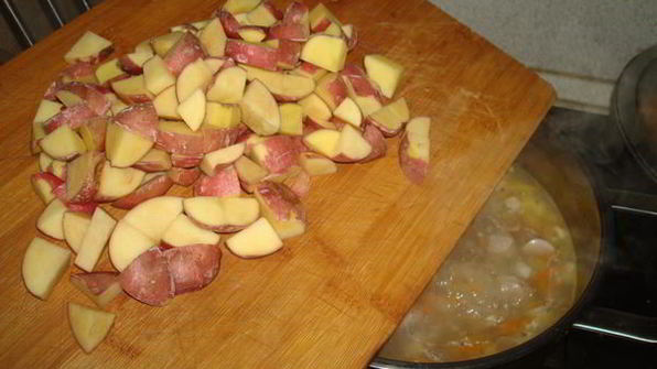 суп с фасолью и колбасками