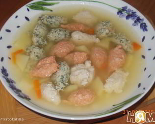 Суп с цветными куриными кнелями