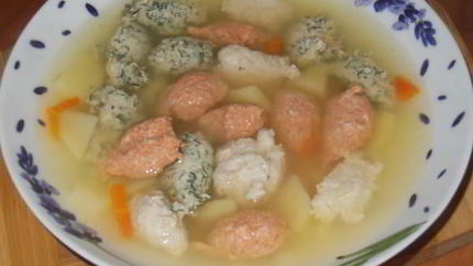 Суп с цветными куриными кнелями