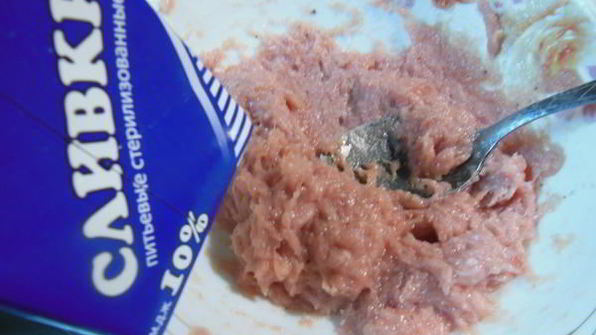 суп с цветными куриными кнелями